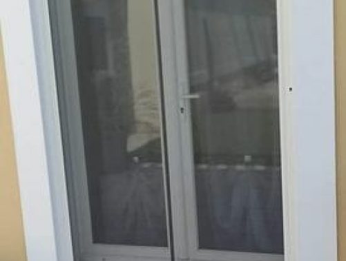 Moustiquaire sur porte-fenêtre